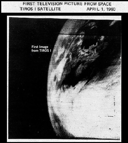 60 лет назад, 1 апреля 1960 г запущен первый метео спутник!                    Раньше, до этой даты, в 1960 году, синоптики не видели ураганов в море Затем появился первый в мире полезный метеорологический спутник TIROS-1 на полярной орбите, который был запущен 1 апреля с мыса КанавералХотя спутник проработал всего 78 дней, он отправил первые метеорологические снимки, показывающие, как выглядят облака из космосаМетеорологический спутник весом 270 фунтов был оснащен двумя телекамерами и двумя видеорегистраторами, что позволило по-новому взглянуть на развитие облачных технологий,      TIROS-1 находился на орбите на высоте 450 миль над Землей и имел связь с двумя станциями управления и сбора данных Данные, полученные этими станциями при прохождении спутника в пределах досягаемости принимающей станции, представляли собой изображения, записанные на 35-миллиметровую пленку  Первое изображение со спутника представляло собой нечеткое изображение толстых полос и скоплений облаков над северо-востоком США