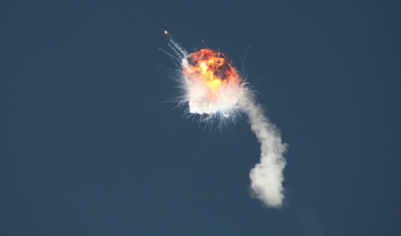 Первый запуск ракеты Firefly Alpha завершился неудачей. Ракету разорвало на куски взрывом, через две с половиной минуты после второй попытки старта. Очень жаль. Особенно труд людей, работавших над КА, которые ракета должна была вывезти на орбиту. Вся полезная нагрузка уничтожена. #FireflyAlpha