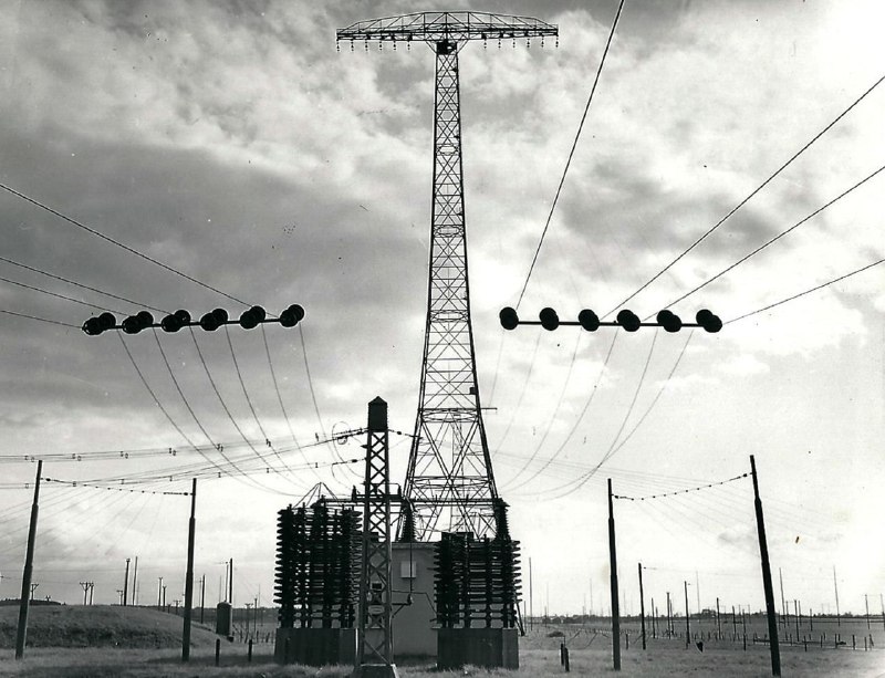 В воскресенье, 1 декабря, состоится включение телеграфной радиостанции SAQ Grimeton. Событие приурочено к 100-летнему юбилею радиостанции.  1 декабря 1924 года начал свою работу передатчик работающий на сверхдлинных волнах с позывным SAQ радиостанции Grimeton. Радиостанция расположена недалеко от города Варберг, Швеция. Он был предназначен для передачи сообщений через Атлантический океан на приёмную станцию в Риверхеде и на передающую станцию в Роки-Пойнт, Лонг-Айленд, штат Нью-Йорк, США.  Спустя сто лет, в честь этого события, SAQ вновь выйдет в эфир. Генератор переменного тока Alexanderson, выпущенный в 1924 году, имеет позывной SAQ  и предназначен для передачи на частоте 17,2 кГц в режиме CW.  Программа и расписание передач