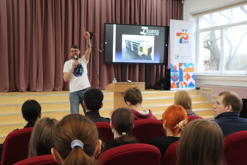 6 февраля в лицее № 23 города Калининграда в рамках профориентационной работы прошла конференция, посвящённая теме «Популяризация радиосвязи». В качестве слушателей были приглашены учащиеся «Космических классов» (проект реализуется при поддержке корпорации «Роскосмос» и «ОКБ Факел»), а также Прибалтийского судостроительного техникума, Калининградского морского рыбопромышленного колледжа и БФУ имени Канта. Перед собравшимися выступили радиолюбители Вячеслав Терентьев (R2FAL) и Олег Васенин (R2FDB). Они рассказали о проекте 🚀 Space-π, школьном космическом телескопе 🤩 «УмКА-1», а также о том, как учащиеся учебных заведений в рамках образовательной программы устанавливают связь с космонавтами на борту Международной космической станции. Ярким событием конференции стала видеосвязь с Сергеем Николаевичем Самбуровым — правнуком К.Э. Циолковского. Сергей Николаевич не только поделился своими мечтами о космосе и рассказал о работе в РКК «Энергия», но и с удовольствием ответил на вопросы слушателей. В завершении, Сергей Николаевич дал ребятам полезные жизненные советы и пожелал космических свершений!#нашивгороде