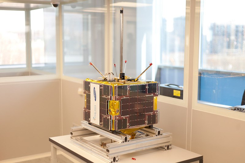 Разработки и модули КА компании «Даурия Аэроспейс» выставили на аукцион. Стартовая цена — 318 млн рублей.  «Даурия Аэроспейс» — одна из двух первых российских частных космических компаний, существовавшая с 2011 по 2018 год.  Ей принадлежит запуск второго отечественного частного спутника — «DX1» 8 июля 2014 года.К слову, «DX1» до сих пор просыпается примерно раз в месяц и непродолжительное время передает пакеты телеметрии.  *на фото - космический аппарат DX1  Источник.