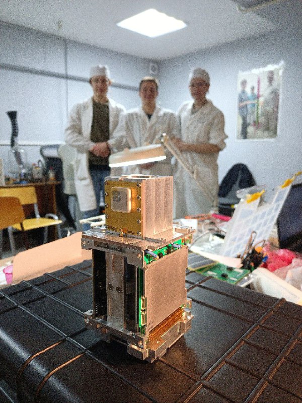 Совсем скоро школьный космический телескоп УмКА-1 отправится на орбиту. На данный момент спутник проходит последние испытания и уже 27 июня*, если все звезды сложатся😁 наш УмКА-1 будет выведен на орбиту с космодрома 