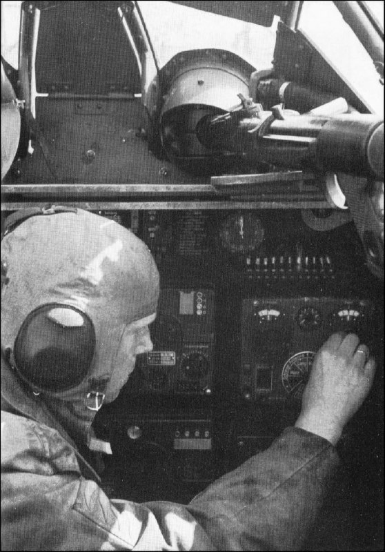 Радио оператор Люфтваффе, настраивает радиостанцию FuG-10, на бомбардировщике Ju-88. Р/С Состояла из HF MF  передатчики и приемники (EL - SL - EK - SK) - каждый с четырьмя предустановленными частотами, Блок дистанционного управления антенной - выбор радиостанции, настройка антенны (фиксированная или ведомая антенна), разводка и перемотка проволочной антенны с электрическим приводом (длина 75 м), Коммутатор радиста - центральный блок управления гарнитурой / микрофонами экипажа, подключенными к системе, Блок радиотелефонной связи для выбора режима (телеграфия / телефония), Клавиша Морзе для радиотелеграфии, также используется как клавиша нажатия для разговора для радиотелефонии.MF