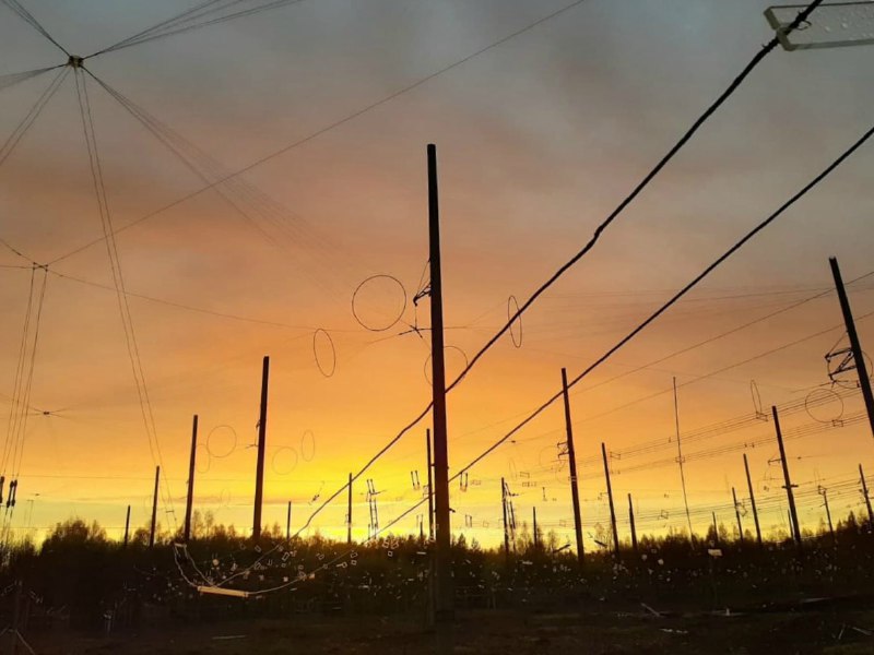 21 августа 2021 г. в честь 800-летия Нижнего Новгорода НИРФИ ННГУ им. Н.И. Лобачевского подготовило поздравление, которое будет передано с помощью стенда «СУРА», в виде открытки. Которая по заявлению организаторов мероприятия «накроет» половину земного шара! Ну в этом я не сомневаюсь, и осень видно тоже будет бить температурные рекорды, как и прошедший июнь))) Нагревный стенд СУРА будет работать на частоте 4300 кГц с максимально возможной мощностью в периоды 11.00 – 12.00, 16.00 – 17.00 (по МСК). В указанные периоды работы стенда в эфир будет передаваться изображение в различных режимах телевидения с медленной разверткой (slow-scan television, SSTV).Принятые изображения отправлять по e-mail НИРФИ rf@nirfi.unn.ru. Рекомендуется указать в письме расположение приемного пункта, и описать используемое оборудование. В ответ на отчеты, будут рассылаться карточки-подтверждения.Подробнее в источникеИскренне поздравляю Нижегородцев с наступающим юбилеем!#SURA #СУРА #NIRFI #НИРФИ