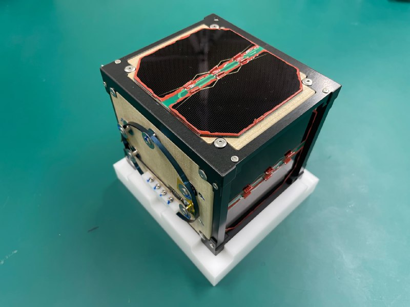 🛰С  декабря мою новостную ленту активно наполнили информацией о первом деревянном спутнике LignoSat, развернутом с МКС. 1U кубсат LignoSat, был создан командой Киотского университета в партнерстве с японской деревообрабатывающей компанией Sumitomo Forestry с целью изучить воздействие на дерево околоземного космического пространства. 🚀На самом деле новость на эту тему мелькала и раньше, в ноябре. С заголовками «SpaceХ вывела на орбиту первый деревянный спутник» и т. п. Но тогда и не до этой новости было. Наши запускались❤️ В общем, грузом на МКС был доставлен деревянный МКА. Примерно четыре года прошло с момента первых новостей и до вывода готового аппарата на орбиту.Японцы, безусловно, молодцы. И судя по новостям, планы на будущее у них грандиозные. До поставок древесины для строительства орбитальных станций и баз на Луне и Марсе. Прям вижу объявление из будущего