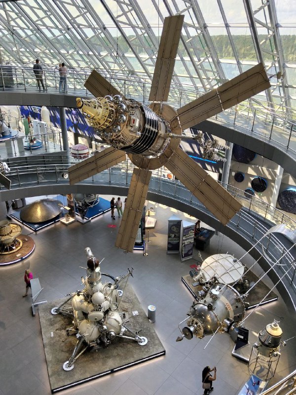 🚀 Побывал на днях в Калуге! Очень приятный, зелёный, со своей атмосферой - город.Но настоящая жемчужина Калуги -  Музей космонавтики. Масштаб которого - впечатляет. Я уже посещал этот музей, но в этот раз, дополнительно удалось наблюдать реакцию человека, который оказался там впервые. 😁Если будете в Калуге - обязательно посетите Государственный музей истории космонавтики имени К. Э. Циолковского . Впечатлений точно хватит надолго! 🌍