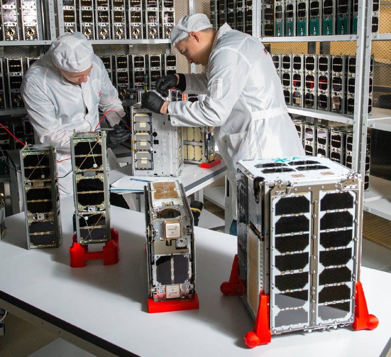 Отправили на орбиту очередную партию спутников!🚀Сегодня на орбиту была запущена новая партия гражданских космических аппаратов производства частной российской компании «СПУТНИКС» (дочерняя компания «СИТРОНИКС СПЕЙС»). Со всех спутников получена телеметрия, КА взяты на управление Центром управления полетами компании.Среди запущенных спутников