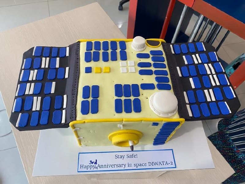 В минувший четверг, 29 октября, создатели Филлипинского спутника Diwata-2B (РО-101), отметили его третий «день рождения», точнее день его вывода на орбиту. В честь этого события был организован тортик. Спутник РО-101 относительно популярен. Сам иногда работаю через него. FM-транспондер на его борту работает по расписанию, которое регулярно публикуется на его страничке в Твиттер. Но признаюсь, что на мой неприхотливый взгляд, транспондер далек от идеала. Кстати. За подтвержденную радиосвязь через этот спутник, по запросу, команда Diwata-2B отправляет в ответ электронную QSL карточку. Что весьма мило. Со своей стороны хочется пожелать этому спутнику - «Многая лета»!🥳#Diwata2 #PO101