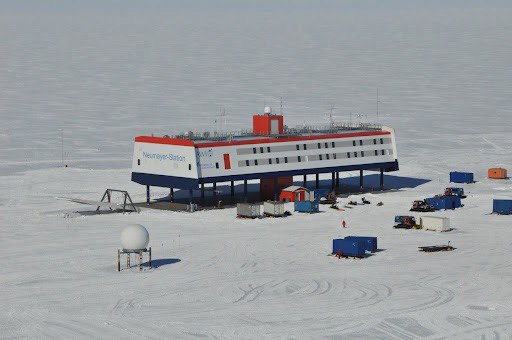 На станции Ноймайер III в Антарктиде уничтожена антенна (DP0GVN) для работы через QO-100По сообщению AMSAT-DL в результате сильного шторма, который обрушился на залив Атка в конце прошлой недели, спутниковая антенна для геостационарного радиолюбительского спутника QO-100 была полностью разрушена без возможности восстановления.AMSAT-DL и AWI планируют установить новую антенну в начале следующего года, в частности, для продолжения очень успешных контактов со школами. Источник #QO100 #DP0GVN #Антарктида