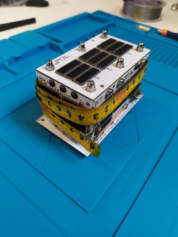 «Союз Радиолюбителей Испании» URE - сообщил об очередной задержке запуска спутников EASAT-2 и Hades.  Радиолюбительские спутники, созданные AMSAT-EA, не будут запущены в июне компанией SpaceX. FAA (Американское авиационное управление) отказало в лицензии интегратору Momentus Space, на чьем орбитальном транспортнике Vigoride должен был быть установлен эжектор AlbaPOD от Alba Orbital.Причины отказа FAA связаны со структурой капитала компании, которая, по мнению FAA, может поставить под угрозу национальную безопасность США. Следующая возможность запуска может появиться в декабре.Изначально запуск EASAT-2 и Hades планировался в январе этого года ракетой SpaceX Falcon-9, но лицензия Momentus также была отклонена FAA.Источник URE