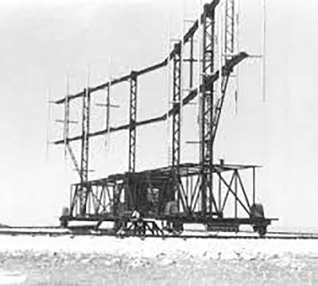 Радио маяк Knickebein («Кривая нога»).  Была первой системой, разработанной немцами для высокоточных бомбовых ударов по Англии ночью или в условиях плохой видимости. Радиолучи около 30 МГц были нацелены прямо на цель, и бомбардировщики могли слышать радио в своих кабинах, когда они были на правильном пути. На дальности 250 км цель могла быть поражена с точностью +/- 1500 метров. Вечером 21 июня 1940 года британский самолет пролетел над Восточной Англией в поисках радиолучей и обнаружил один, нацеленный прямо на важный завод по производству авиационных двигателей Rolls-Royce в Дерби. Воздушный налет на этот завод подтвердил опасения British Intellence, и в ответ британские радиостанции начали глушить немецкие сигналы, чтобы сорвать немецкие налеты. Параллельно немцы приступили к разработке более точной системы, которую также было труднее подавить, под названием X-Gerät. Остатки радиоустановок Knickebein сегодня очень легко узнать по круглому кольцу, на котором можно было установить антенны