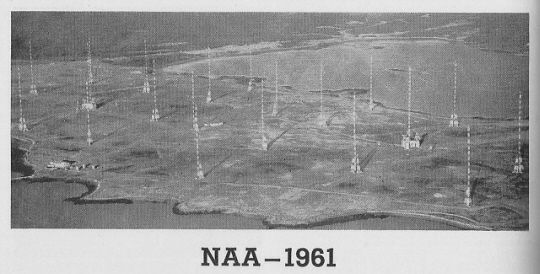 У ВМС США есть несколько станций MSK, работающих примерно от 20 до  80 кгц, которые используются для глобальной связи с подводным флотом ВМФ. Все передачи зашифрованы, поэтому даже если бы вы могли повторно объединить данные, демодуляция сигнала MSK не дала бы ничего понятного. На континентальной части США действуют две огромные станции ВМС США с очень низкими частотами