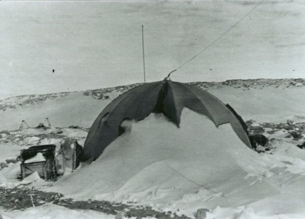 Палатка радиостанции. Станция Молодёжная.Несколько слов о связях на ультракоротких волнах. Известно, что во время нашего следования к берегам Антарктиды на теплоходе «Кооперация» была открыта любительская УКВ радиостанция—064070. Первую двустороннюю связь нам удалось установить 9 декабря 1956 года с радиостанцией 070504 (Смоленск).До 15 декабря, то есть до пересечения экватора, было проведено 33 двусторонних связи в диапазоне 38—40 Мгц. Среди наших корреспондентов были операторы Вольский (070504, Смоленск), Кисель (058003, Калининград), Предко (039001, Станислав), Ковалев (080000, Шахты), Енин (064064, Узловая, Московской области), Закоморный (007001, Тбилиси) и др.15 декабря, пересекая экватор, мы слышали работу радиостанций 020006 (Кишинев) и 043030 (Уфа).Сейчас радисты Мирного продолжают опыты по установлению дальних связей на УКВ в диапазоне 38— 40 Мгц.М. Любарец, радист-метеорологАнтарктида 1957 г