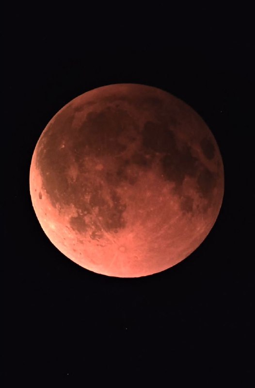 🌘 Отличный финал выходных!Прихватив телескоп, вышел с семьёй на пустырь возле дома, который заранее присмотрел, как локацию для наблюдений. И неожиданно встретили там семью астрономов-любителей. Мы познакомились и уже вместе наблюдали лунное затмение.🔭Такие встречи здорово вдохновляют — приятно знать, что твои увлечения разделяют люди которые живут совсем рядом.