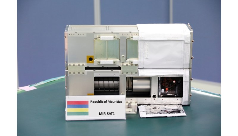 MIR-SAT1 первый спутник Республики МаврикийСреди оборудования,  отправленного на МКС при запуске Cargo Dragon 3 июня,  есть и первый спутник, построенный островным государством Маврикий. Планируется, что он будет развернут в июне роботизированной рукой KIBO. MIR-1 означает «Mauritius Imagery & Radio-communication Satellite 1»(Маврикийский спутник Изображения и Радиосвязи-1). MIR-SAT1 имеет камеру и дигипитер.  Когда спутник не загружает изображения или не используется в экспериментальных целях, радиолюбители могут воспользоваться спутником.Позывной - 3B8MIR. Частоты 9K2 GMSKUplink - 145,9875 МГцDownlink - 436,925 МГцБолее подробная информация