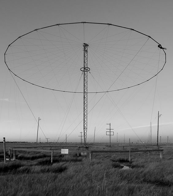 С 1930-х по 1999 год AT&T управляла радиотелефонной службой «открытого моря», которая позволяла океанским судам совершать и принимать телефонные звонки по высокочастотному (коротковолновому) радио. На побережье США было три наземных станции