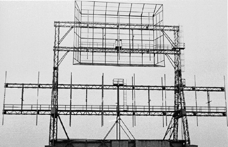 Немецкая радионавигационная система FuSAn 724/725, кодовое название «Бернхард», была разработана Telefunken, чтобы позволить самолету определять свое местоположение по радиосигналам. Система была запущена осенью 1941 года и состояла из антенны диаметром 22 метра, которая вращалась дважды в минуту. Каждая станция транслирует уникальный радиосигнал, и только с двумя из них отдельный самолет может получить очень точное местоположение. Для своего времени он был необычайно сложным и устойчивым к электронным помехам союзников. Немцы установили передатчики на расстоянии 300 км друг от друга по всей оккупированной Европе, и система продолжала развиваться и расширяться на протяжении всей войны. Рабочий диапазон 30-33.3 МГц. Представлена карта расположения радиолокационных станций Бернхард.Немецкая радионавигационная система FuSAn 724/725, кодовое название «Бернхард», была разработана Telefunken, чтобы позволить самолету определять свое местоположение по радиосигналам. Система была запущена осенью 1941 года и состояла из антенны диаметром 22 метра, которая вращалась дважды в минуту. Каждая станция транслирует уникальный радиосигнал, и только с двумя из них отдельный самолет может получить очень точное местоположение. Для своего времени он был необычайно сложным и устойчивым к электронным помехам союзников. Немцы установили передатчики на расстоянии 300 км друг от друга по всей оккупированной Европе, и система продолжала развиваться и расширяться на протяжении всей войны. Рабочий диапазон 30-33.3 МГц. Представлена карта расположения радиолокационных станций Бернхард.
