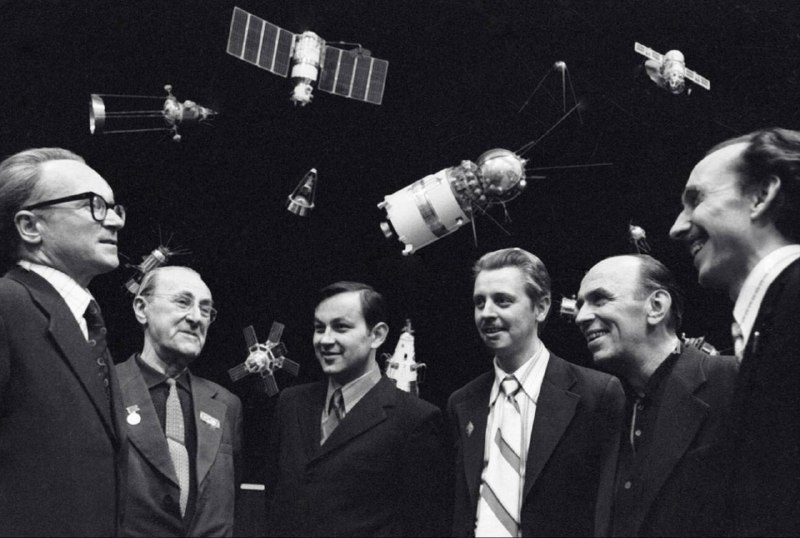 45 лет с запуска первых советских радиолюбительских спутников.26 октября 1978 года, с космодрома Плесецк, РН «Циклон-3» были выведены на орбиту советские радиолюбительские спутники - Радио-1 и Радио-2.История появления этих спутников весьма интересна. Участникам проекта пришлось в самом прямом смысле - пройти путь, через тернии к звездам, чтобы воплотить свою мечту в жизнь! В эти выходные, об этой истории запланирована отдельная статья на ресурсе «Радиолюбительские спутники».На фотографии (слева направо) Л. Лабутин, В. Доброжанский, В. Чепыженко, Б. Лебедев, В. Рыбкин, А. Папков.