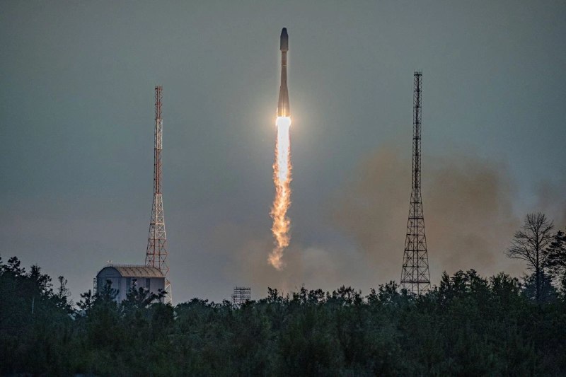 Сегодня исполняется год с момента запуска на орбиту спутника - телескопа УМКА-1 RS40S в качестве попутной полезной нагрузки к космическому аппарату «Метеор-М №2-3». Я прекрасно помню этот день. В моей памяти до сих пор жив тот рокот двигателей взлетающего «Союза». Это незабываемое чувство.В течение года на орбите команда ШКТ продолжала своё обучение. Всегда работая аккуратно, постепенно увеличивая темп, иногда совершая ошибки, которые команда честно признавала, а сталкиваясь с трудностями, успешно их преодолевала. Были и приятные «неожиданности», хотя каждой из них предшествовала тщательная работа команды проекта.Одна из таких «неожиданностей» произошла несколько дней назад. Скоро будет опубликован традиционный отчёт, в котором всё будет описано более подробно.Поскольку УМКА-1 — это школьный спутник, запланированы мероприятия для школьников в августе. 🛰Радиолюбителей УМКА-1 тоже не забудет, и продолжит радовать своей активностью на орбите. 📡11