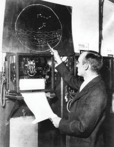 Радиоастрономия зародилась в начале 20 века. В 1932 году молодой инженер Bell Laboratories по имени Карл Дж. Янски решил загадочную проблему