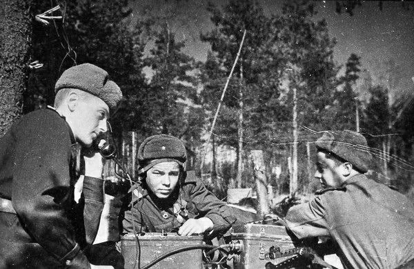 Кратко, о состоянии радиосвязи в истребительных полках ВВС Красной Армии войска связи ЗапОВО испытывали большой недостаток табельных средств и были обеспечены радиостанциями (армейскими и, обратите внимание, аэродромными) - на 26-27%, корпусными и дивизионными - на 7%, полковыми на 41 и батальонными на 58%. Даже аппаратами