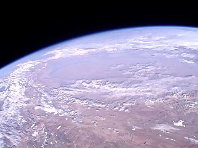 Всем, кто ловит пассворды с MONITOR-1, MONITOR-4 и UTMN, а в перерывах страдает по низкому заряду Геоскан-Эдельвейс, который пока никак не накопит заветные 6.7 вольт(транжира) для передачи поздравления, есть вариант поохотится за изображениями со спутника StratoSat-TK1😉Частота - 435,870 МГц, GFSK 9600Декодер, можно использовать нашего коллеги Foxiks UB1QBJРасписание трансляции с StratoSat-TK1 RS52S. Время указано в UTC.02.01Изображение 1