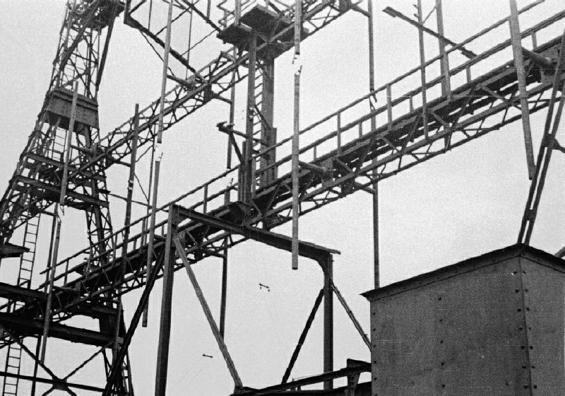 Немецкая радионавигационная система FuSAn 724/725, кодовое название «Бернхард», была разработана Telefunken, чтобы позволить самолету определять свое местоположение по радиосигналам. Система была запущена осенью 1941 года и состояла из антенны диаметром 22 метра, которая вращалась дважды в минуту. Каждая станция транслирует уникальный радиосигнал, и только с двумя из них отдельный самолет может получить очень точное местоположение. Для своего времени он был необычайно сложным и устойчивым к электронным помехам союзников. Немцы установили передатчики на расстоянии 300 км друг от друга по всей оккупированной Европе, и система продолжала развиваться и расширяться на протяжении всей войны. Рабочий диапазон 30-33.3 МГц. Представлена карта расположения радиолокационных станций Бернхард.Немецкая радионавигационная система FuSAn 724/725, кодовое название «Бернхард», была разработана Telefunken, чтобы позволить самолету определять свое местоположение по радиосигналам. Система была запущена осенью 1941 года и состояла из антенны диаметром 22 метра, которая вращалась дважды в минуту. Каждая станция транслирует уникальный радиосигнал, и только с двумя из них отдельный самолет может получить очень точное местоположение. Для своего времени он был необычайно сложным и устойчивым к электронным помехам союзников. Немцы установили передатчики на расстоянии 300 км друг от друга по всей оккупированной Европе, и система продолжала развиваться и расширяться на протяжении всей войны. Рабочий диапазон 30-33.3 МГц. Представлена карта расположения радиолокационных станций Бернхард.