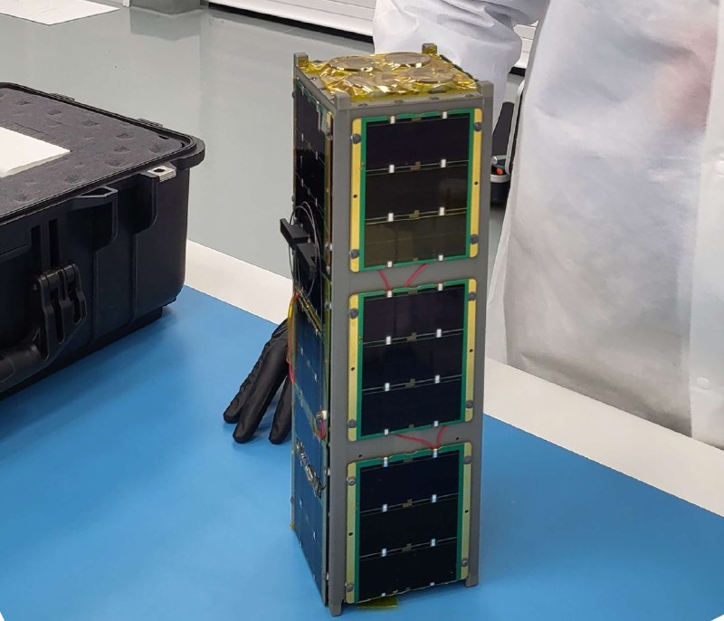 По просьбе Университета штата Мэн AMSAT присвоила спутнику MESAT-1 обозначение MO-122 (MESAT-1-OSCAR 122).MESAT-1 — это кубсат формата 3U, который был запущен 4 июля 2024 года с базы Ванденберг в США на ракете-носителе Firefly Alpha.MESAT-1 — разработан в Университете штата Мэн,  предназначен для проведения экспериментов по орбитальной съемке Земли. На его борту установлен линейный транспондерный модуль LTM-1 (линейный ретранслятор), который предназначен для радиолюбительских целей. В настоящее время ретранслятор активен.Частоты MESAT-1