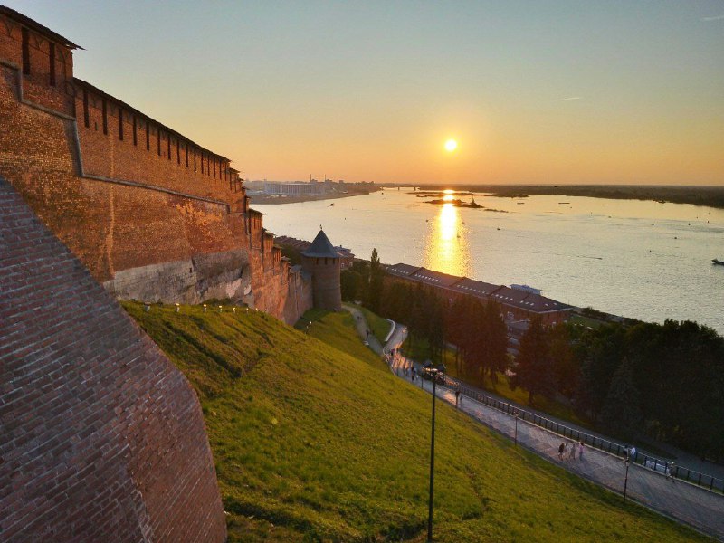 Отпуск подошёл к концу, а я наивно надеялся, что его завершающий аккорд -  встреча заката в Нижнем Новгороде. Не тут-то было! 😅Школьный ЦУП мгновенно напомнил о себе! 🛰 И отпуск завершился небольшим ремонтом и солнечными ваннами под ажурной тенью антенн школьной станции в славном городе Подольск. В процессе ремонта я понял, что это взаимно