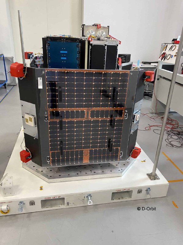Пару строк о спутнике-контейнере (имеющему более пафосное название - “Спутниковый авианосец”) на платформе ION-SCV.  ION-SCV представляет собой платформу 64U со спутниковым диспенсером. Имеет свою авионику, электрическую и силовую установку, систему ориентации, термоконтроля и подсистемами управления и обработки данных. На протяжении своей миссии он может осуществлять запуск всех заложенных в него спутников в разных положениях. Заявлено, что спутник-контейнер ION может доставить группировку спутников быстрее и дешевле на разные орбиты. Первый его вывод на орбиту состоялся в сентябре 2020 года, где с 25 сентября по 28 октября он успешно выпустил 12 спутников.