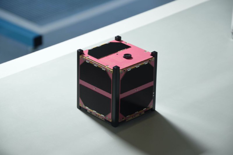 Вчера, 11 ноября, ракетой-носителем Falcon 9 Block 5, SpaceX, миссия Transporter-9, на орбиту был выведен забавный словацкий спутник Veronica.Представляет он из себя кубсат, формата 1U. И конечно же привлекает к себе внимание, своим розовым окрасом. Признаюсь, что раньше на раскраску спутника, даже как-то и внимания не обращал особо. А тут, обратил. Девчачий спутник. Собственно он и назван в честь дочери заказчика данного КА.Позывной