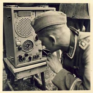 Солдат вермахта слушает радиоприемник RUDI WR1 / T - Blaupunkt Radios Deutschland Truppenradio (1941). LW и SW, Super-Heterodyne