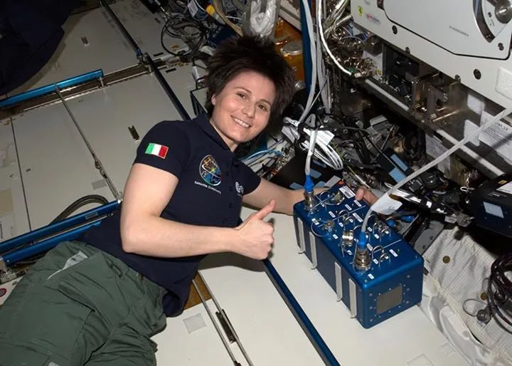 На праздновании 40-летия любительского радио в космосе, который проходил в Космическом центре Кеннеди, организацией ARISS, было объявлено, что оборудование Ham TV, будет доставлено на МКС в рамках миссии по пополнению запасов. Запуск SpaceX-30, запланирован на 12 марта. (Надеюсь в этот раз точно😅)Ham TV передает любительский телевизионный видеосигнал на частоте 2395 МГц с МКС, как дополнение при радиоконтактах ARISS со студентами, радиолюбителями и т.п.Ранее оборудование для Ham TV работало с апреля 2014 года, до выхода из строя передатчика в апреле 2018 года. После чего передатчик Ham TV демонтировали и в тот же год вернули на Землю для диагностики и ремонта. Осенью 2022 года, было объявлено о завершении ремонта и решении отправить передатчик Ham TV на МКС снова.После были объявления о том, что передатчик будет доставлен на МКС в августе 2023 года, но увы не довезли. Я сам жду возвращения Ham TV на МКС и надеюсь, что в этот раз его доставят. Кстати, думаю до апреля, постараются починить и SSTV на МКС. На фото