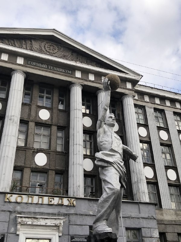 69 лет спустя...4 октября 1957 года на орбите Земли находилось всего два искусственных объекта. Советский Спутник-1 и ступень его ракеты-носителя.4 октября 2026 года.На орбите болтается под 40 000 крупных объектов (плюс-минус пару тысяч). Причем больше половины из них - летающий хлам