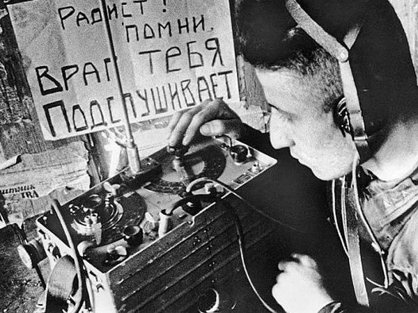 Интересные факты! ВОВГлушение радиопередач на русском языке, которые вели противники. Для этого требовались специальные передатчики, по мощности примерно равные вещательным. К слову, в СССР строились самые мощные радиопередатчики в мире.По интересному воспоминанию одного из моих учителей Владимира Аркадьевича Нюренберга, для эффекта глушения сигнала использовали пластинки, которые воспроизводились в обратную сторону с помощью моторчика. Этот метод позволял полностью закрыть любую речевую информацию.Еще одно применение радиовещательных передатчиков – дистанционное управление минами. Первым уничтоженным по радиоуправлению объектом стал высоководный мост через Истру рядом с Ново-Иерусалимским монастырем в Подмосковье. Так же примерно через неделю после того, как немцы вошли в Киев, советскими военными саперами дистанционно была взорвана одна сторона Крещатика – главной улицы столицы Украинской ССР. Радиосигнал поступил с большого расстояния от мощного передатчика в Воронеже