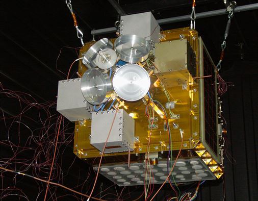 Из новостей, за прошедшую неделю, стало известно, что Falconsat-3 - «заболел». Сообщается, что одна из ячеек батареи спутника, уже не «тянет». (Но это и так было понятно из-за постоянных сампроизвольных отключений спутника, последнее время) За сим, сей космический аппарат решено больше не эксплуатировать 24/7/365, а включать его по выходным, на 24 часа. Напомню, что Falconsat-3, нарезает круги на низкой околоземной орбите уже более 15 лет, с марта 2007 года. После того, как с ним наигрались в научно-учебных целях его предоставили в распоряжение радиолюбителей.